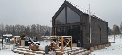 Exterior view of Domek Mazurski caloroczny nad jeziorem z sauna i Jacuzzi SPA