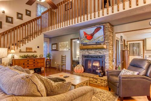 Cozy Cabin with Mtn Views - 5 Miles to SkyLift Park! - main image
