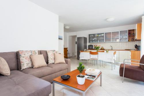 . Spacious 3-Bedroom Apartment with Courtyard in Tempio Pausania - Perfect for Families