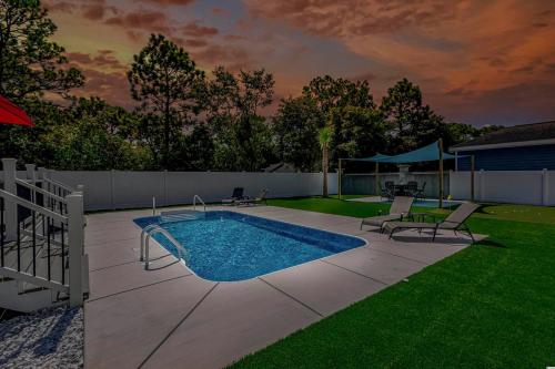 Immaculate Upper Level Apartment With Putting Green and Pool! Pet Friendly 3 Bedroom - 2 Bath Unit B in Myrtle Beach, USA