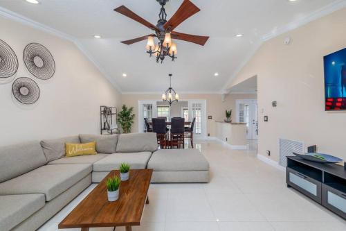 Cheerful 3 Bedroom Home less than a mile to WEF in Wellington (FL)