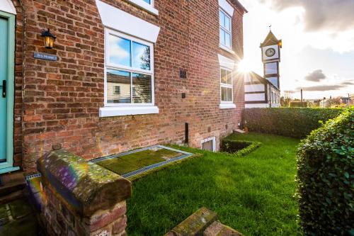 Ivy House Luxury Cheshire Cottage for relaxation. Chester Zoo·