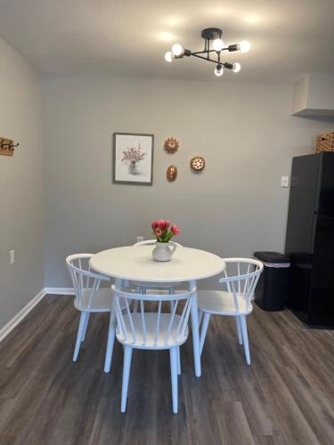 The Deannie Apt #6 - Simple and Homey 2bd w/ WiFi