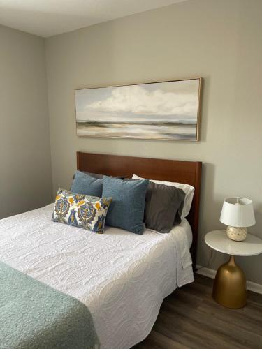 The Deannie Apt #6 - Simple and Homey 2bd w/ WiFi in Hamilton, USA