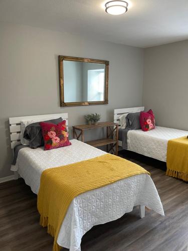 The Deannie Apt #6 - Simple and Homey 2bd w/ WiFi in Hamilton, USA