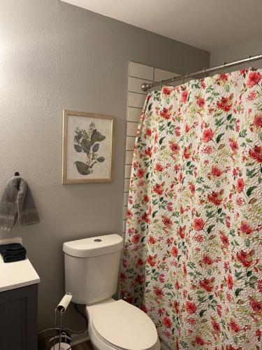 The Deannie Apt #6 - Simple and Homey 2bd w/ WiFi in Hamilton, USA