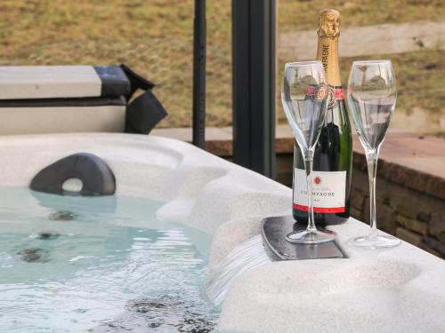 ทัศนียภาพภายนอกโรงแรม, The Old Cowsheds in เอลตัน