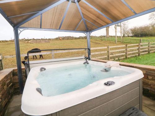 ทัศนียภาพภายนอกโรงแรม, The Old Cowsheds in เอลตัน