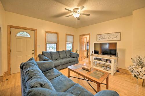 B&B Grand Haven - All-Season Grand Haven Getaway with Deck! - Bed and Breakfast Grand Haven