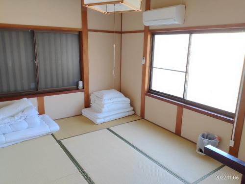 4 futon beds