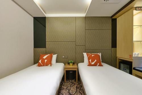 2 twin beds