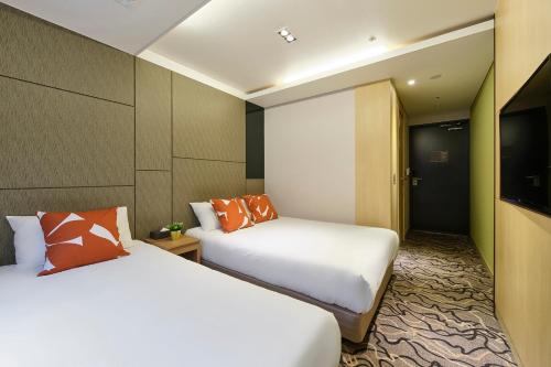 1 double bed, 1 twin bed