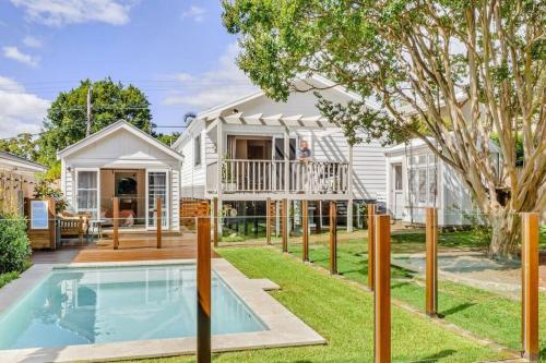 Renovated Coastal 3 BR House with Heated Pool – khách sạn tại Woonona