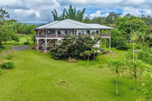 Heavenly Hawaii Retreat Home near Hilo and Ocean and Waterfalls in โฮโนมู