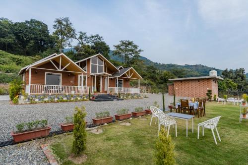 SaffronStays Cottage Glade, Dehradun - luxury wooden cottage