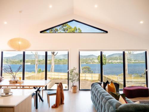 Luxurious Waterfront home in the North of Hobart - Accommodation