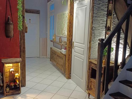 Лоби, GÎTE REDROOSTER HOME - 160m2, 4 ch, 2 sdb, fibre, parking, sauna, bain à remous (GITE REDROOSTER HOME - 160m2, 4 ch, 2 sdb, fibre, parking, sauna, bain a remous) in Theys