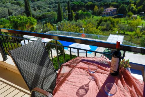 Cochelli Upper Pool Walk to beach AC WiFi