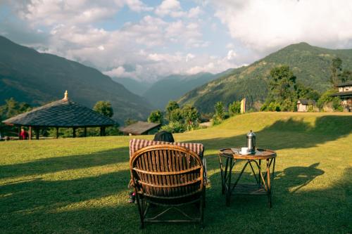 Kert, Mountain Lodges of Nepal, Tomijong in Dhampus