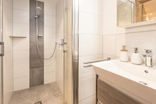 One-Bedroom Apartment image 2