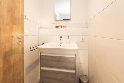 One-Bedroom Apartment image 3