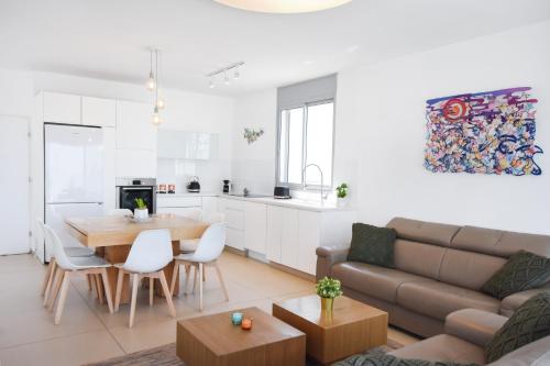 Skylight 3BR in Bograshov by HolyGuest - image 5