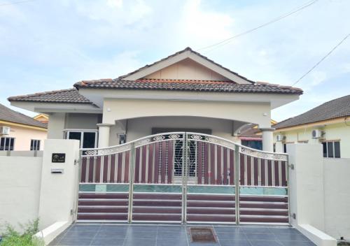 Air-home No 9 Kampung Boyan, 4BR, 9pax, Netflix Air-home No 9 Kampung Boyan, 4BR, 9pax, Netflix
