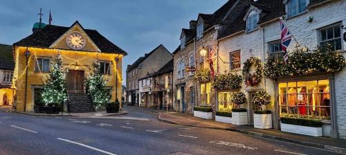 Stylish one bedroom Cotswold Coach House Tetbury in Tetbury