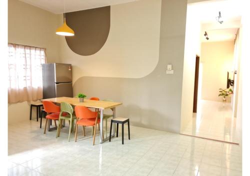 Air-home No 9 Kampung Boyan, 4BR, 9pax, Netflix Air-home No 9 Kampung Boyan, 4BR, 9pax, Netflix