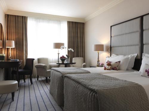 Classic Twin Room image 2
