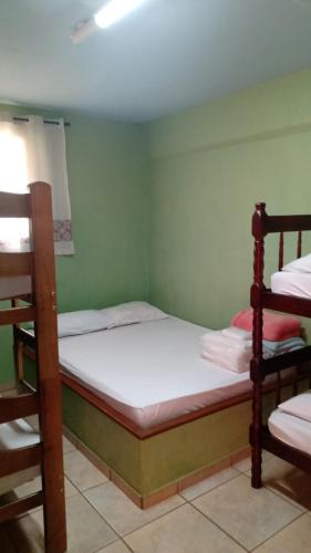1 queen bed, 2 bunk beds