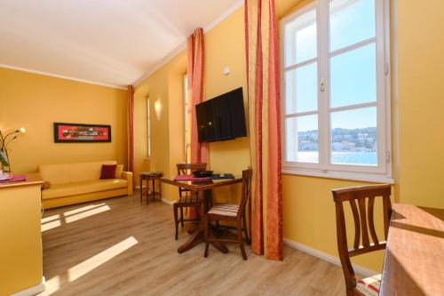 Junior Suite with Sea View - with Breakfast In Room image 9