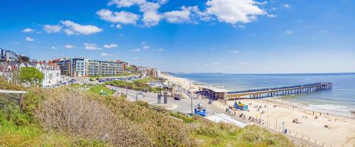 Beach, BOURNECOAST: LOVELY GROUND FLOOR STUDIO APARTMENT, NEAR RIVER & BEACHES - FM3001 in Bournemouth