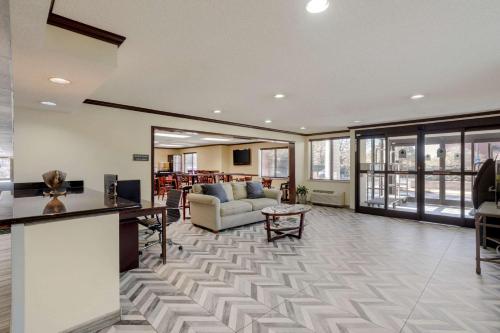 Lobby, Comfort Inn & Suites in Brentwood