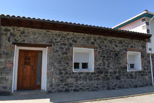 LA ANTIGUA CUADRA precioso apartamento de piedra con jardín, barbacoa y acceso al río