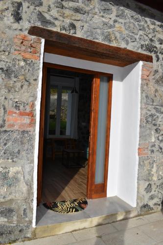 LA ANTIGUA CUADRA precioso apartamento de piedra con jardín, barbacoa y acceso al río