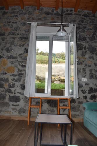 LA ANTIGUA CUADRA precioso apartamento de piedra con jardín, barbacoa y acceso al río