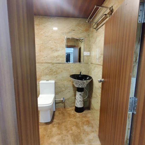 Phòng tắm, Hotel Shreeji Residency in Pachmarhi