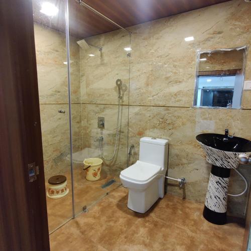 Phòng tắm, Hotel Shreeji Residency in Pachmarhi