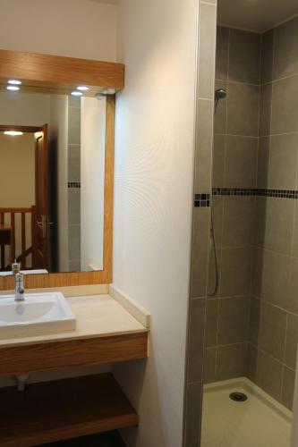 Bathroom, Gites de la Bergerie in Villeneuve-sous-Dammartin