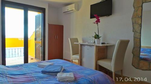 Room in Rovinj with sea view, balcony, air conditioning, W-LAN 81-4 in Monsena