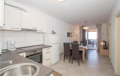 virtuve, Holiday Home Peljesac-Dingac-Potocine With Outdoor Pool in Potomje