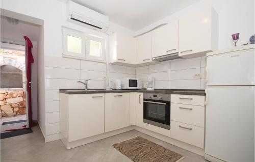 virtuve, Holiday Home Peljesac-Dingac-Potocine With Outdoor Pool in Potomje