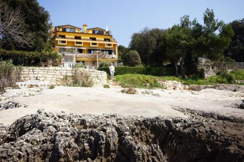 Room in Rovinj with terrace, air conditioning, W-LAN 81-7, Ровинь (фото 3)