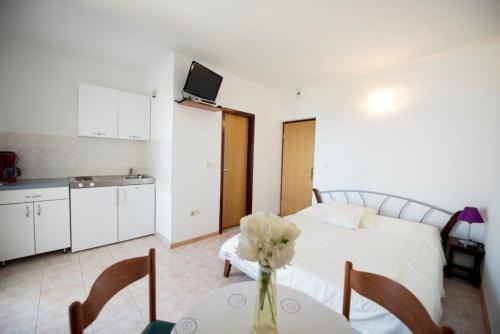 Studio Apartment in Duce with sea view, Balcony, Klimaanlage, WLAN 132-1, Duče (fotografie 6)