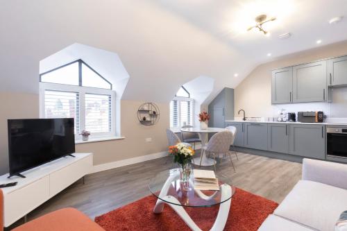 Elliot Oliver - Stylish Loft Style Two Bedroom Apartment With Parking