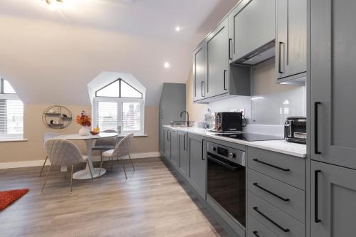 Elliot Oliver - Stylish Loft Style Two Bedroom Apartment With Parking