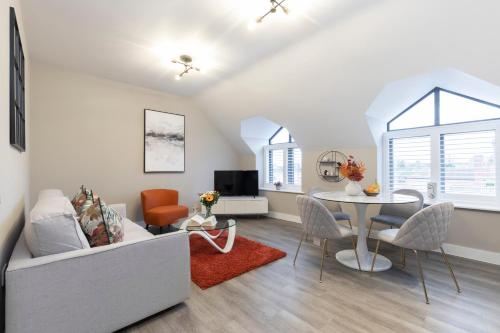 Elliot Oliver - Stylish Loft Style Two Bedroom Apartment With Parking