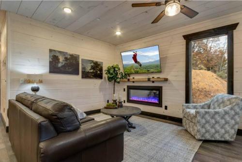 Blue Moon Ridge: Brand NEW Cabin! 5 bedrooms, pool/hot tub, theatre in Pigeon Forge, USA
