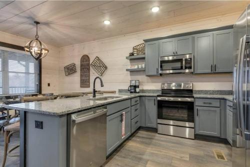 Blue Moon Ridge: Brand NEW Cabin! 5 bedrooms, pool/hot tub, theatre in Pigeon Forge, USA